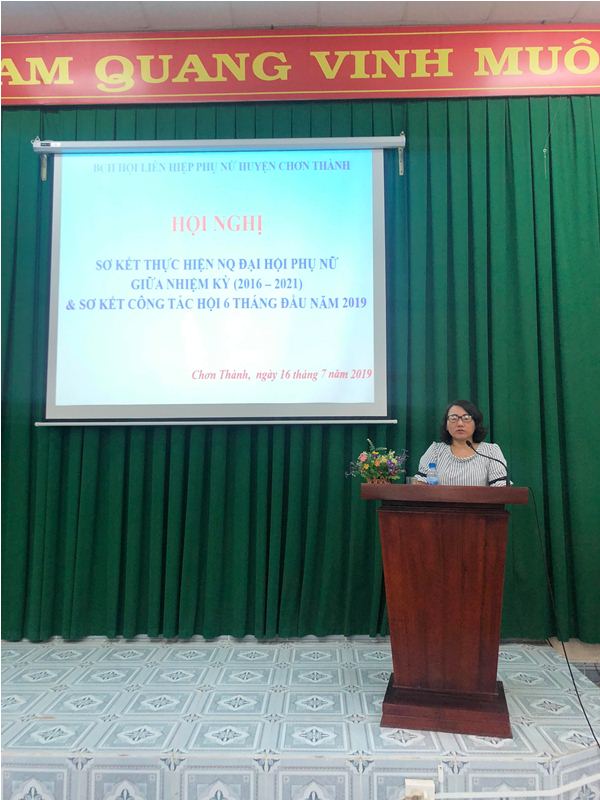 Bà Nguyễn Thị Hằng Nga – Phó Chủ tịch Hội LHPN tỉnh phát biểu tại Hội nghị