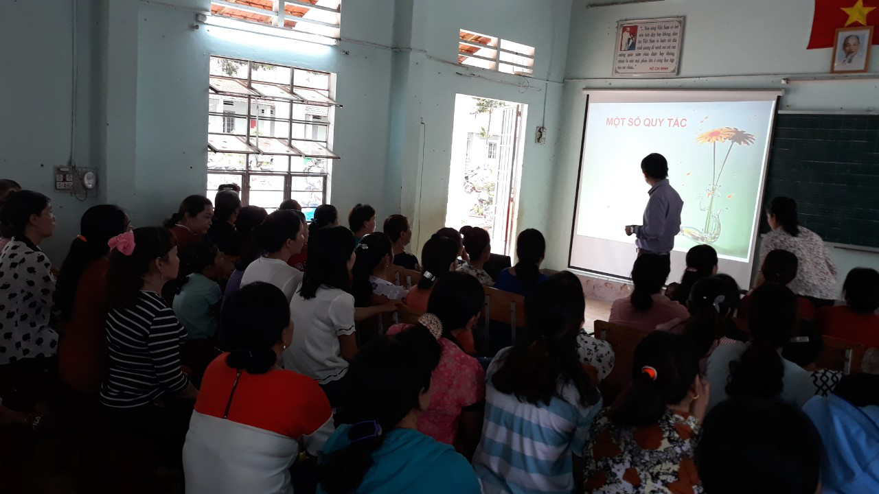 Ông Phạm Tân - Phó giám đốc Trung tâm cai nghiện Minh Lập  tuyên truyền cho hội viên, phụ nữ
