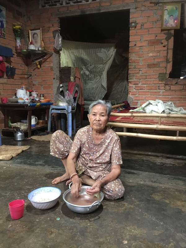 Bà Hương đang chuẩn bị bữa cơm lo cho gia đình.