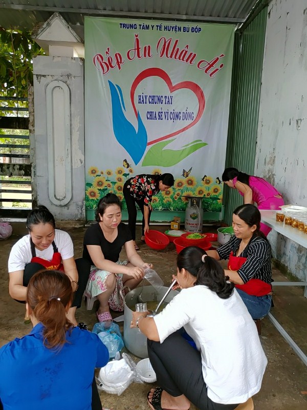 Các chị đang, chế biến các món ăn phục vụ bệnh nhân