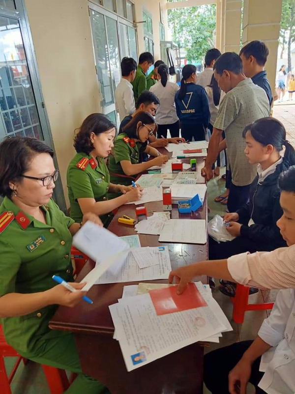 Hội viên Hội phụ nữ PC06 tích cực cấp Chứng minh nhân dân cho người dân xã Thống Nhất, huyện Bù Đăng.
