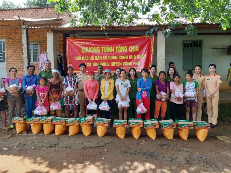 Hội viên Khối Cảnh sát tổ chức thăm, tặng các hộ gia đình có hoàn cảnh khó khăn tại xã Tân Hưng, huyện Đồng Phú.
