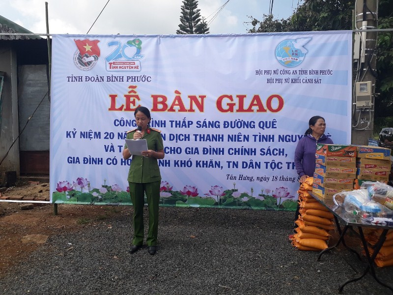Trung tá Đỗ Thị Là – Chủ tịch Hội Phụ nữ cơ sở khối Cảnh sát điều tra đại diện lên phát biểu tại buổi trao quà