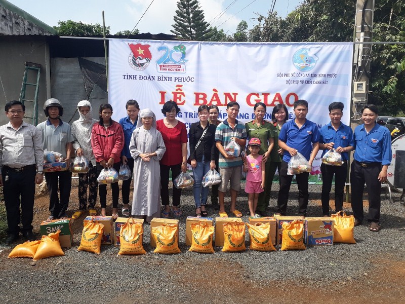 Niềm vui của các hộ gia đình tại xã Tân Hưng được tặng quà