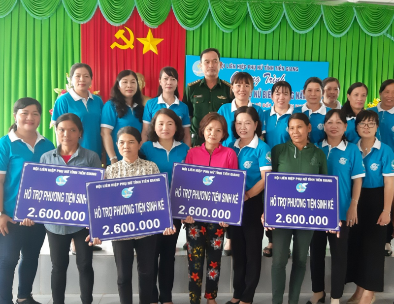 Ông Nguyễn Đức Hoàn - Phó Chính ủy BCH Biên phòng và bà Nguyễn Kim Vẹn - Trưởng Ban KT-GĐ Hội LHPN tỉnh Tiền Giang trao tặng học bổng cho học sinh nghèo xã Phước Thiện