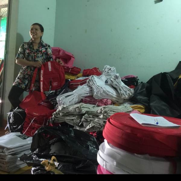 Khung canh nhà gia công may balo, giỏ sách tại gia đình chị Quy