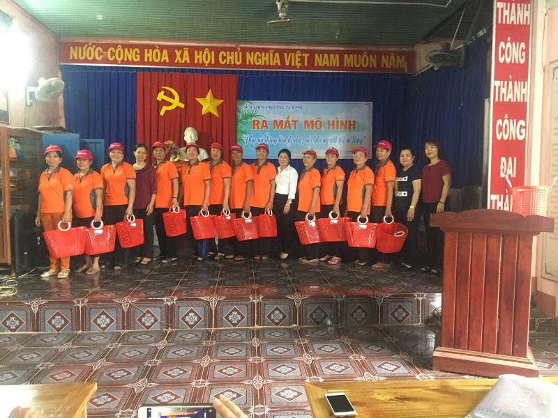 Các thành viên tham gia mô hình “Phụ nữ dùng làn nhựa đi chợ, nói không với túi ni lông”