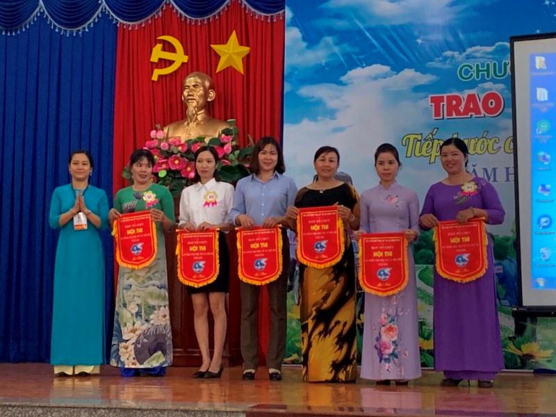 Bà Đinh Thị Ngọc Cẩm - Chủ tịch Hội LHPN thị xã Bình Long trao giải cho các đội thi