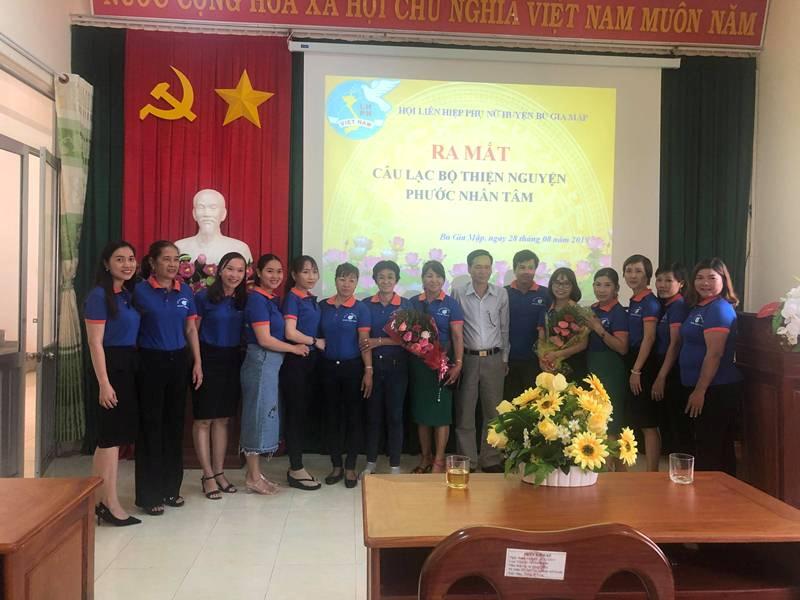 Ông Nguyễn Xuân Hùng - Trưởng ban Dân vận - Chủ tịch UBMTTQ huyện Bù Gia Mập trao quyết định và hoa cho ban chủ nhiệm