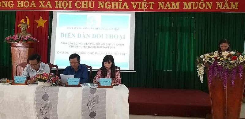 Đoàn chủ tọa Diễn đàn đối thoại tại Hội LHPN huyện Bù Gia Mập