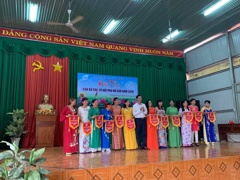 10 9 2019 4 dai dien thuong truc dang uy xa trao co luu niem cho cac doi thi tai hoi thi cb chi to hoi pn gioi nam 2019 1