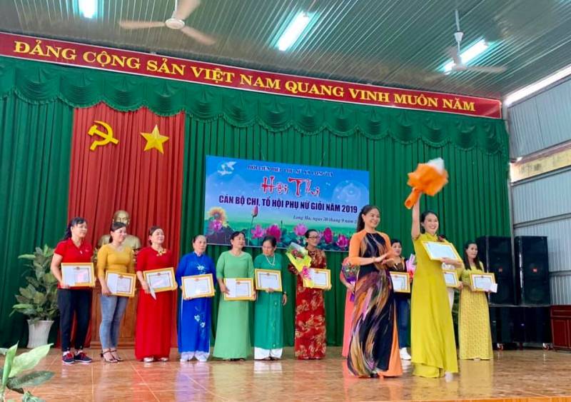 Bà Nguyễn Thị Thanh - Chủ tịch Hội LHPN huyện giao giải cho các đội chiến thắng