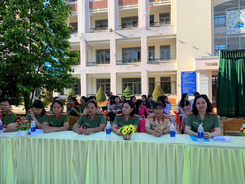 11 10 3 ban chap hanh hoi phu nu cong an tinh tai buoi trao hoc bong va tuyen truyen phap luat truong thpt chuyen binh long