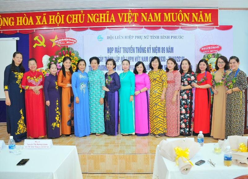 Đ/c Lê Thị Xuân Trang – UV BTV Trưởng ban Dân vận tỉnh ủy Chủ tịch Uỷ ban MTTQ Việt Nam tỉnh Bình Phước  Chụp hình lưu niệm Lãnh đạo, Nguyên Lãnh đạo Hội LHPN tỉnh qua các thời kỳ