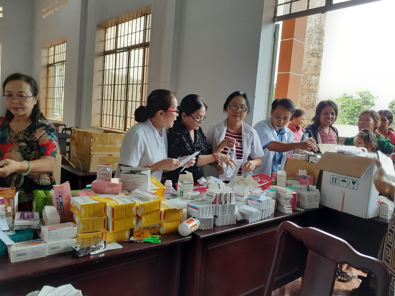 Hội LHPN TX Phước Long, Hội Nữ doanh nhân tỉnh, Chi hội Nữ doanh nhân TX Phước Long phối hợp với đoan y, bác sĩ tình thương Sông Bé tổ chức khám bệnh, phát thuốc miễn phí và trao quà cho hội viên, PN TX Phước Long