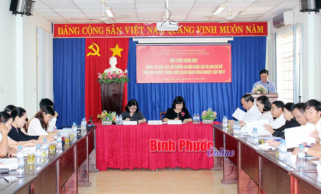 Các đại biểu nghe báo cáo tham luận tại Hội thảo