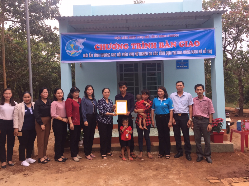 Bà Hoàng Thị Ái Nhiên - Phó Chủ tịch thường trực Hội LHPN Việt Nam  trao quyết định tặng mái ấm tình thương cho hộ gia đình ông Điểu Heo