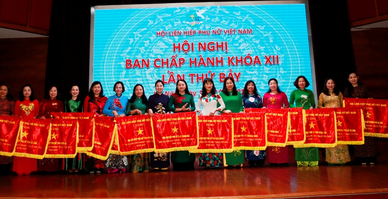 Chủ tịch Hội LHPN Việt Nam Nguyễn Thị Thu Hà trao cờ thi đua cho các đơn vị xuất sắc năm 2019