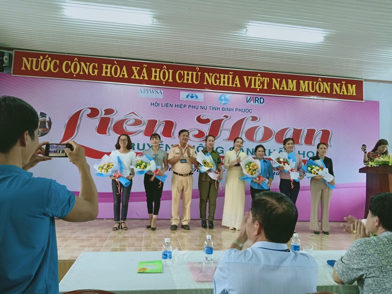 Hình ảnh chị Xoan  đứng thứ 2 từ trái qua tham gia  hội thi “Uống có trách nhiệm – thực hiện an toàn giao thông”  do Hội LHPN tỉnh tổ chức vào cuối năm 2019