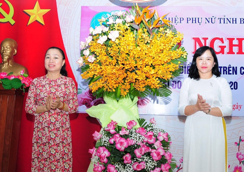 Bà Lê Thị Xuân Trang - UVBTV -Trưởng ban Dân vận tỉnh ủy - Chủ tịch UBMTTQ Việt Nam tỉnh tặng lẵng hoa chúc mừng Hội nghị