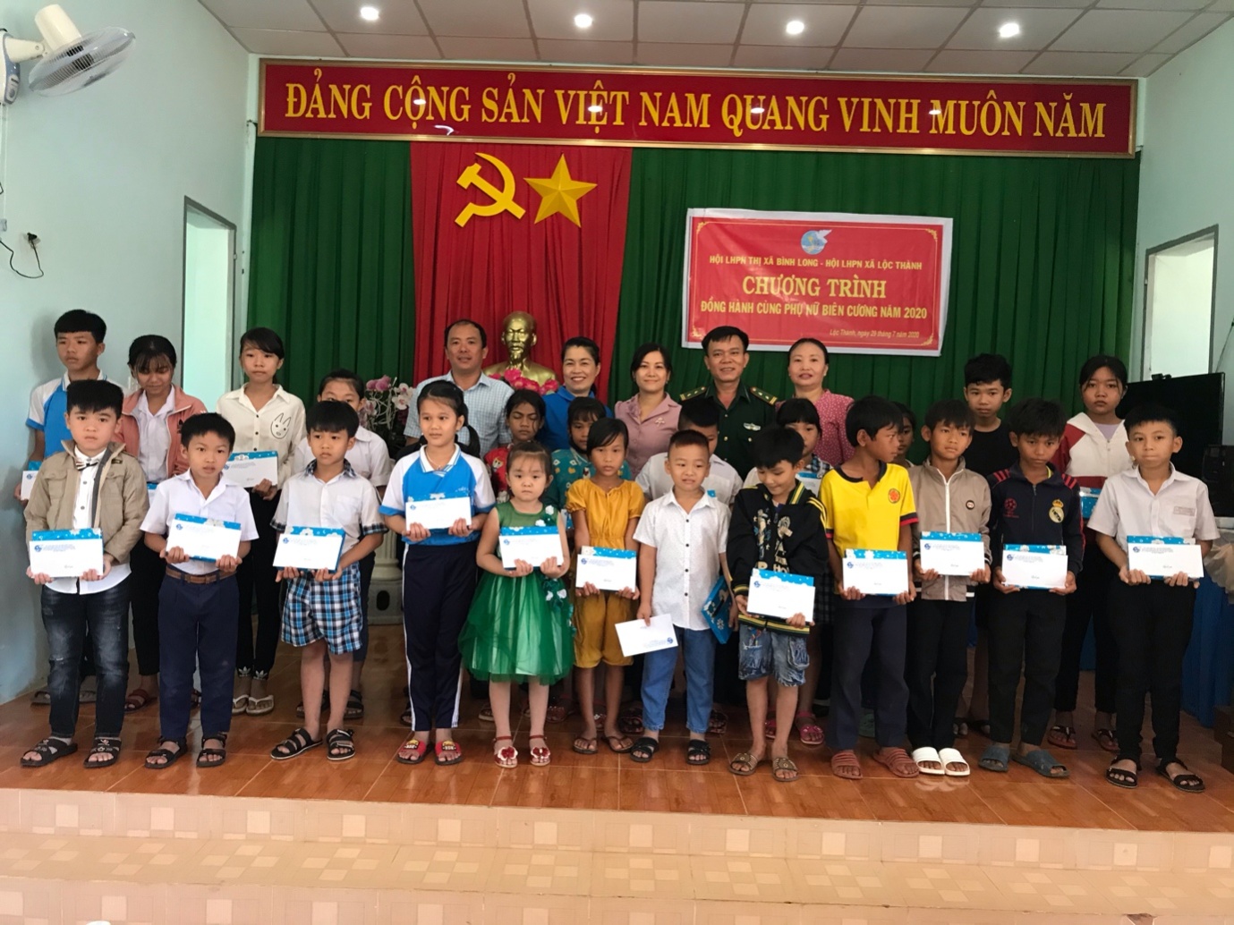 Trao tặng quà, học bổng cho các em học sinh nghèo hiếu học