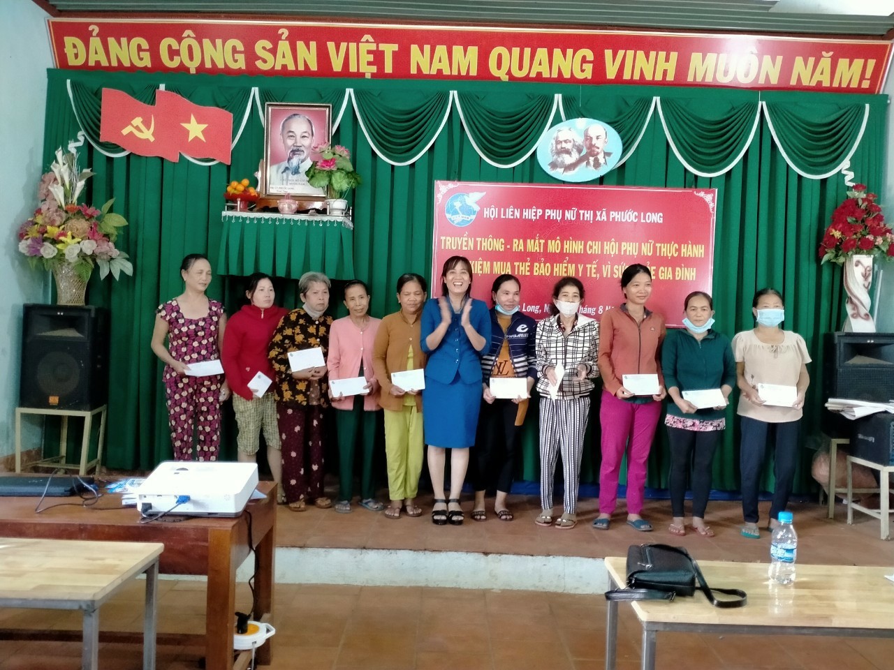 TỔ CHỨC TRUYỀN THÔNG VÀ RA MẮT MÔ HÌNH PHỤ NỮ TIẾT KIỆM GIÚP NHAU MUA THẺ BẢO HIỂM Y TẾ