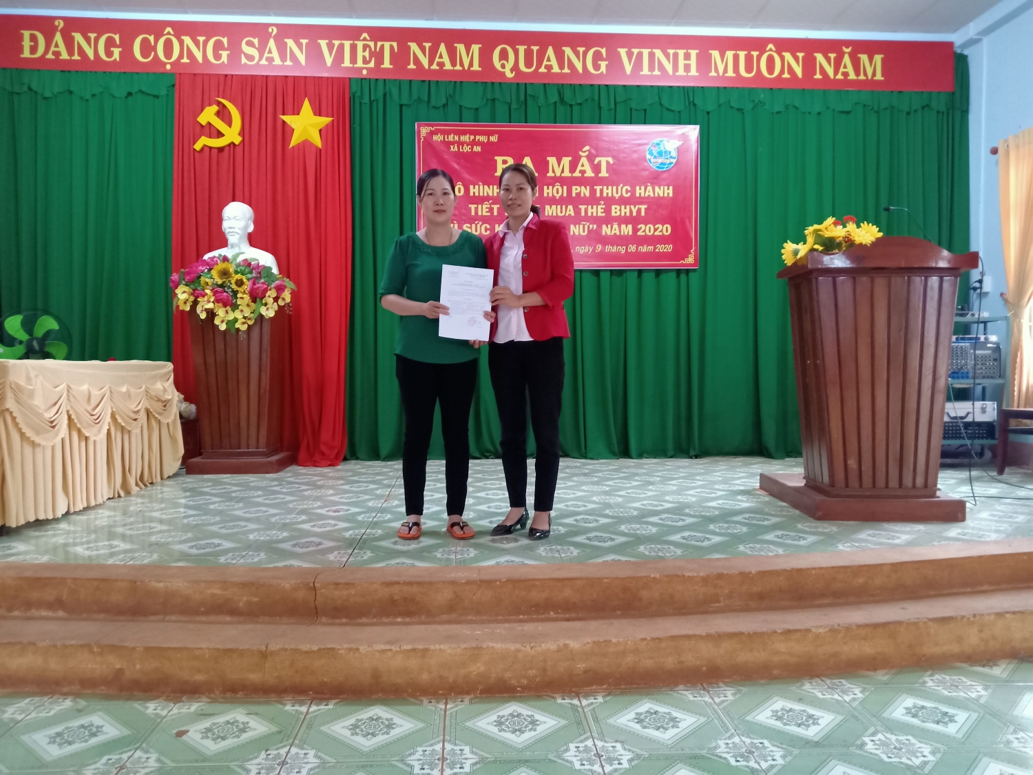 Chị Nguyễn Thị Lan – Chủ tịch Hội LHPN xã  trao quyết định MH cho CHT ấp 4.