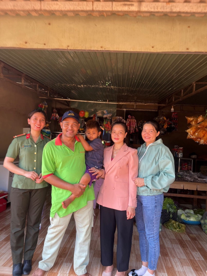 700