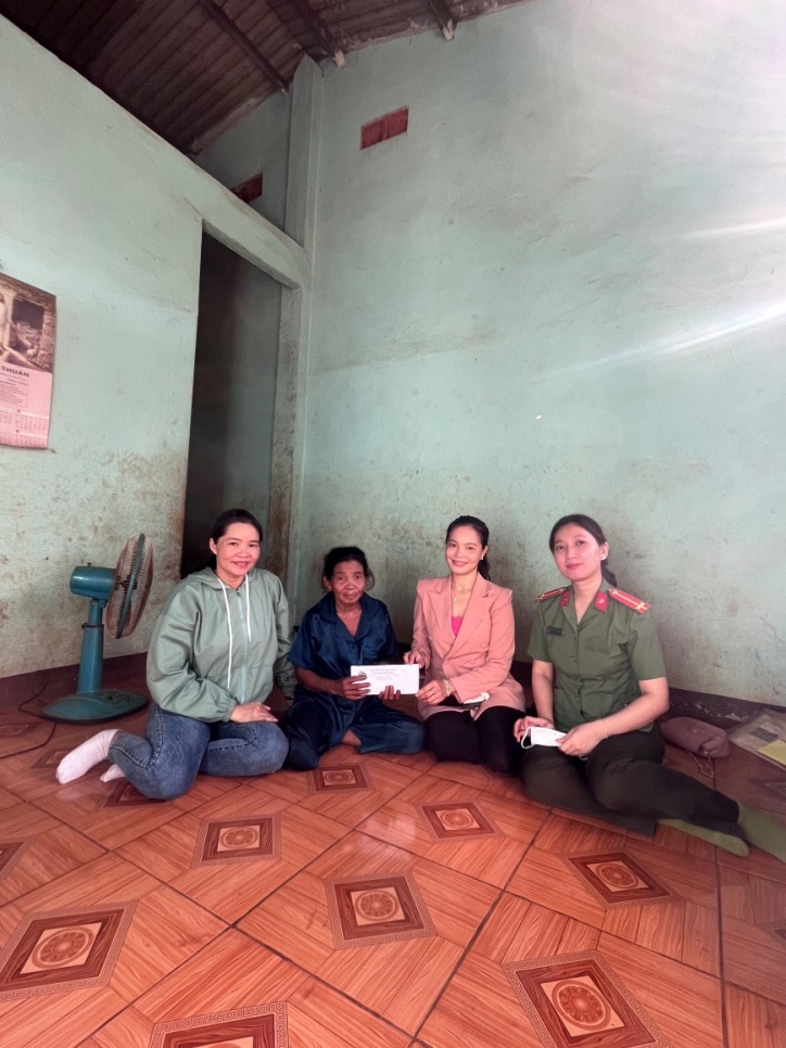 Đoàn tặng quà cho bà Thị Lan đang nuôi cháu mồ côi                              (Điểu Long) tại thôn Phú Thuận