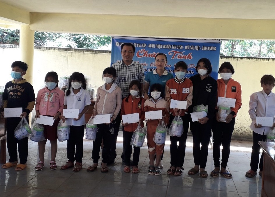 Đoàn thiện nguyện trao quà cho trẻ em có hoàn cảnh khó khăn
